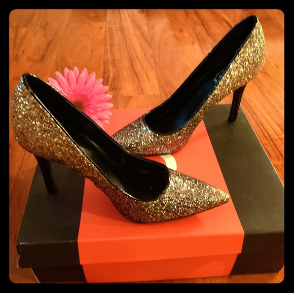 Beautiful NEW G by Guess Blixy Gold Glittery Pumps - Picture 1 of 8